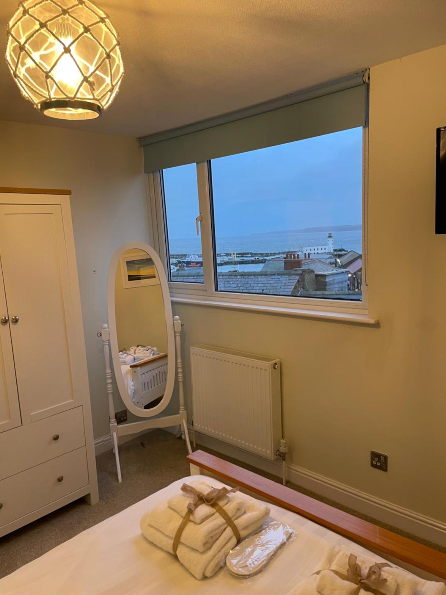 Lighthouse View, One Min From Harbour & Beach Apartment สการ์โบโรห์ ภายนอก รูปภาพ
